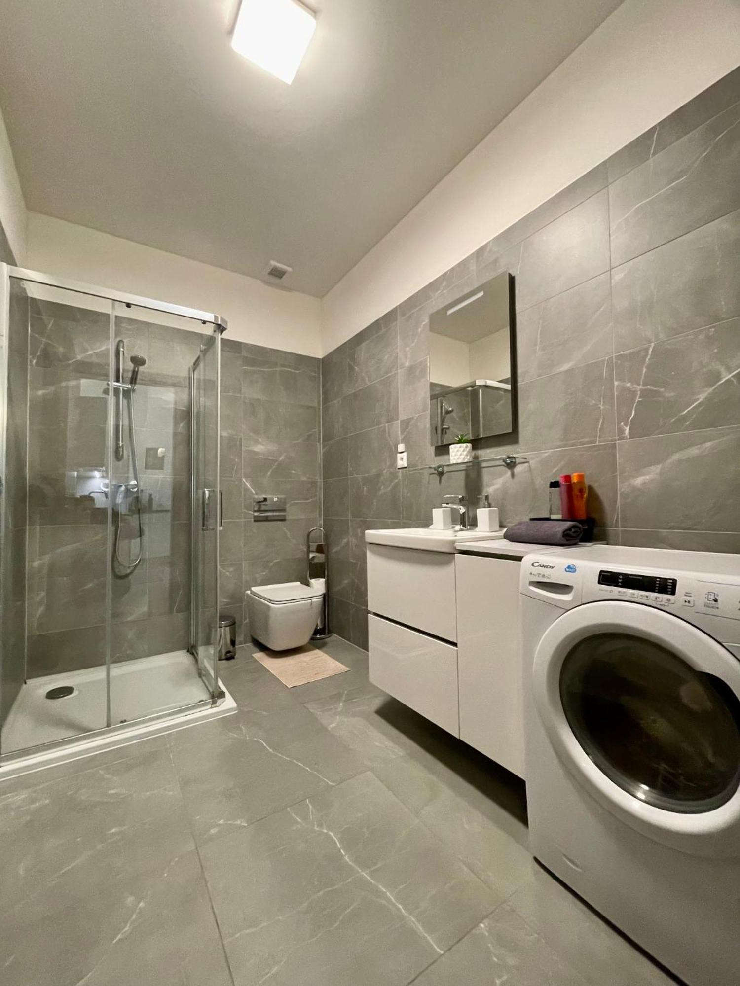 New, Beautiful Apt With Parking In Best Location! Μπρατισλάβα Εξωτερικό φωτογραφία