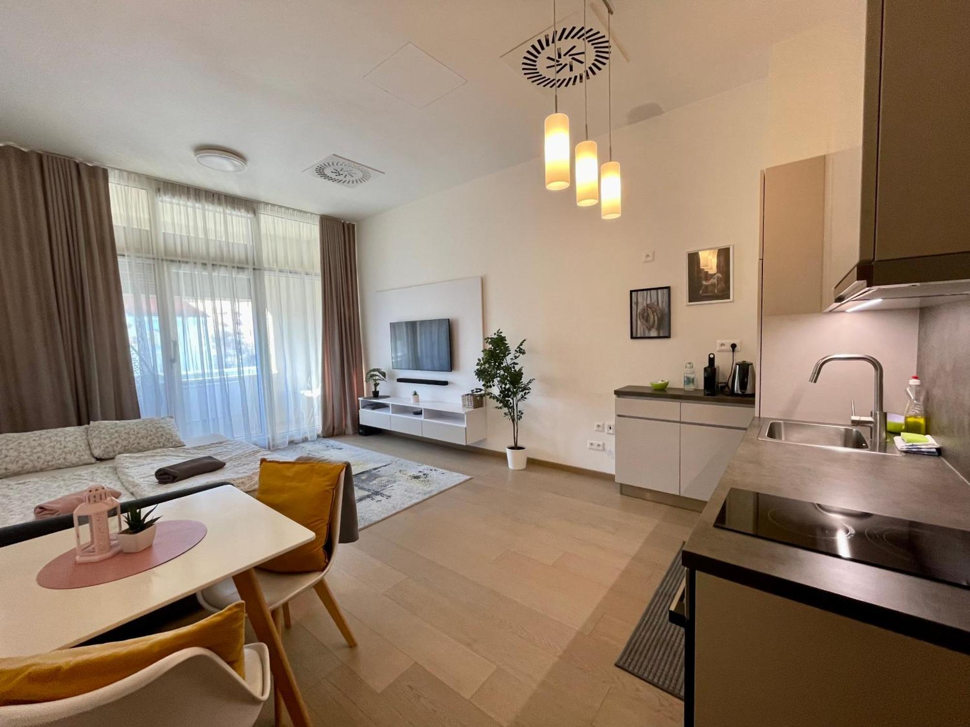 New, Beautiful Apt With Parking In Best Location! Μπρατισλάβα Εξωτερικό φωτογραφία